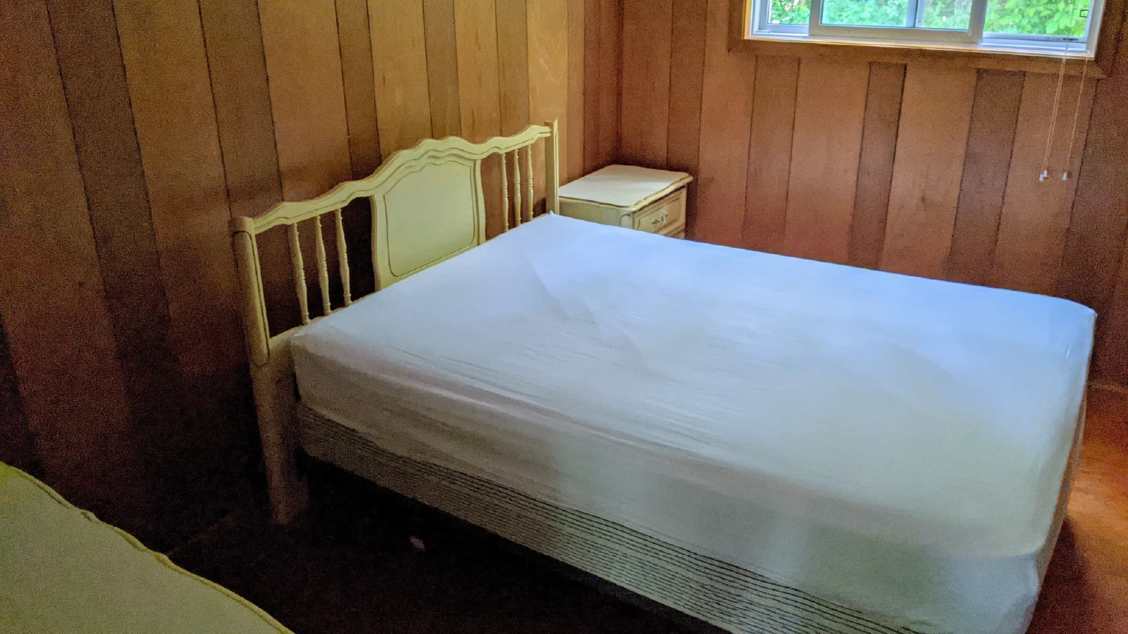 Pigeon-Lake-Resort-Cottage-seventeen-second-bedroom-queen-size-bed